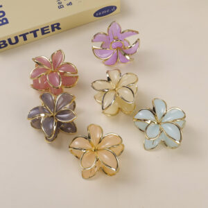 Gold-Edged Plumeria Hair Claw 8cm - Image 1