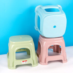 9.9 $302 in plastic stools - Image 1