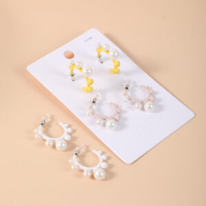 Creative C letter beads earrings - Image 3